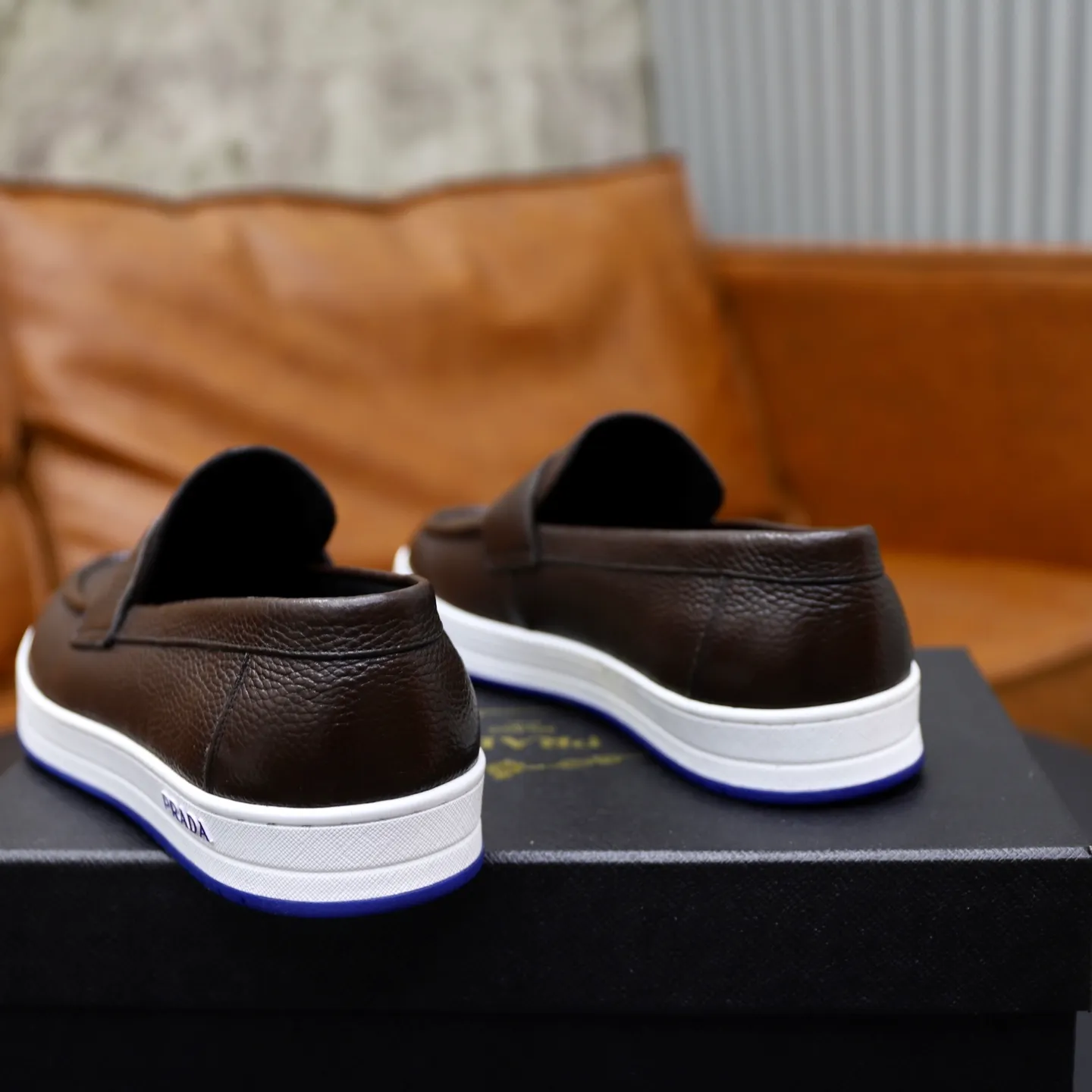 Factory price: 💰640 Prada classic men’s lace-up casual shoes | Imported cowhide upper | Upper stitching layered design, light and breathable | Soft and comfortable | Decorated with PRADA letters on the side | Distinctive sports style, showing the brand style | Lightweight concave and convex pattern rubber soles | Matched with cowhide foot pad lining | Excellent foot feel, fashionable and elegant | Size: 38-44 (45 customized)